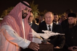 Саудовский принц Мухаммед бен Салман принимает от Владимира Путина подарок. Эр-Рияд, октябрь 2019 года