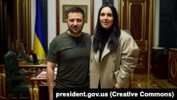 Ukrainian President Volodymyr Zelenskiy (left) poses with Jamala in Kyiv on November 29, 2022.