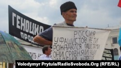 На жалобному мітингу, присвяченому 69-м роковинам депортації кримських татар, Сімферополь, 18 травня 2013 року