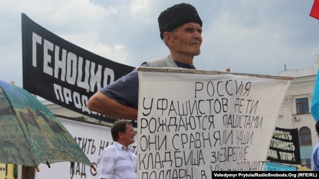 На траурном митинге, посвященном 69-ой годовщине депортации крымских татар, Симферополь, 18 мая 2013 года