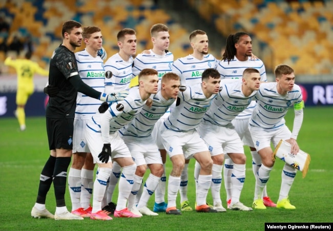 Lojtarët e Dinamo Kievit pozojnë për një fotografi përpara një ndeshjeje të Ligës së Evropës në Kiev, më 21 mars, 2021.