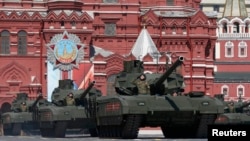 Танки T-14 на военном параде в честь Дня Победы на Красной площади в 2016 году