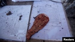 Deo cipele na rasutim sudskim spisima nakon eksplozije ispred suda u Pakistanu