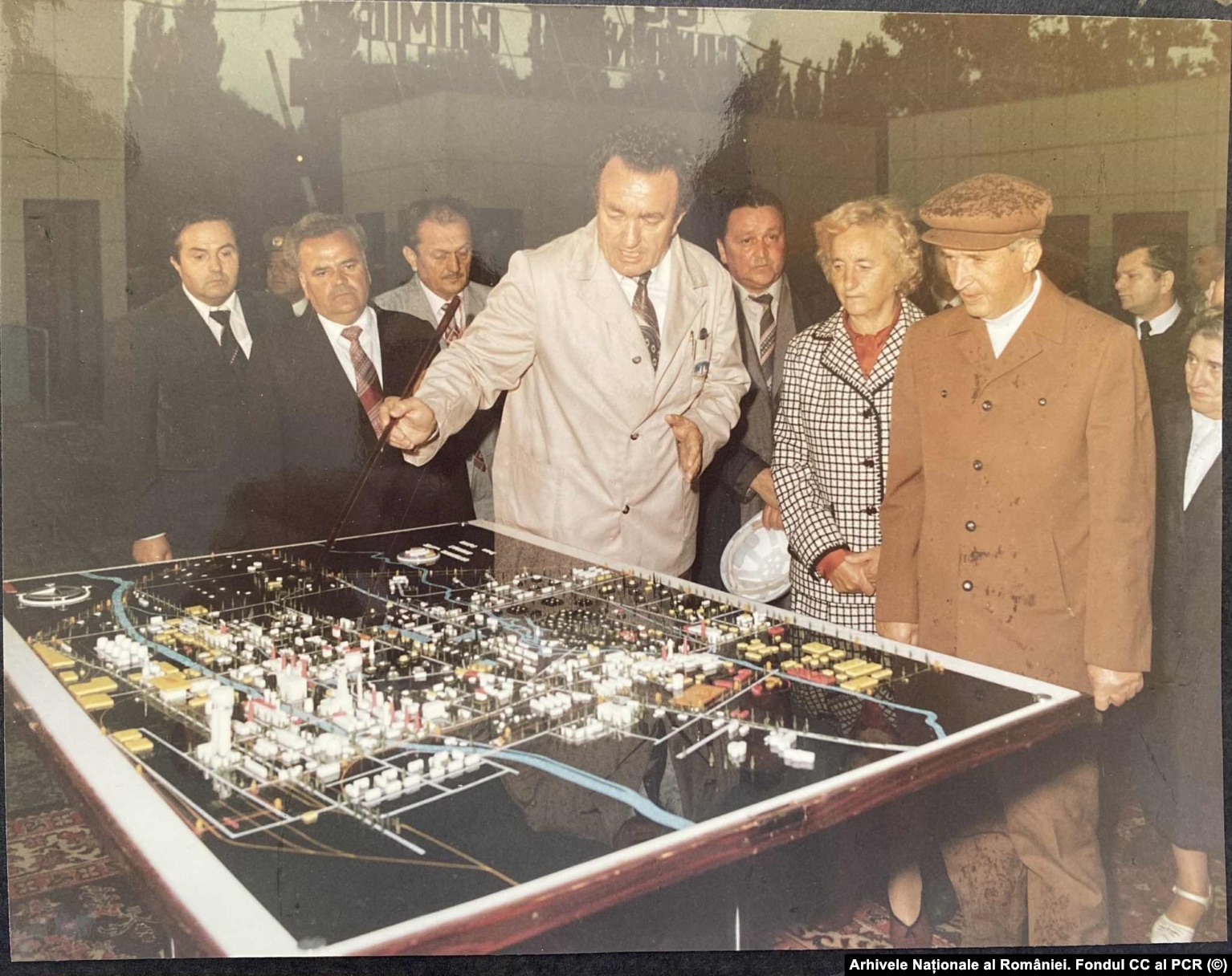 Udhëheqësi i atëhershëm rumun, Nicolae Ceaușescu (djathtas), dhe bashkëshortja e tij, Elena, vizitojnë Fabrikën Kimike Viktoria në gusht të vitit 1982.