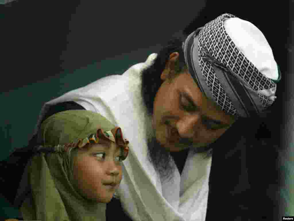 Convicted Bali bomber Imam Samudera alias Abdul Aziz talks to his daughter during his last family visit in Batu prison, Nusa Kambangan Island, October 29, 2007. Three Indonesian militants on death row for their involvement in planning the Bali bombings five years ago said they were ready to die and would not seek a presidential pardon. REUTERS/Beawiharta