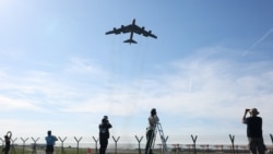 پرواز یک بمب‌افکن بی-۵۲ آمریکا بر فراز پایگاه بریتانیایی فیرفود همزمان با جنگ این کشور و اسرائیل با ایران