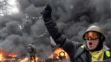 21 лістапада 2013 году ўрад Мікалая Азарава вырашыў прыпыніць працэс падрыхтоўкі да падпісаньня пагадненьня аб асацыяцыі з ЭЗ. Гэта адбылося ў той момант, калі прэзыдэнт Віктар Януковіч у Вэне запэўніваў журналістаў, што эўраінтэграцыя Ўкраіны працягваецца. Адмова ад эўраінтэграцыі абурыла значную частку грамадзтва