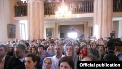 Վրաստան - Հայ համայնքի ներկայացուցիչները Թբիլիսիի Սուրբ Էջմիածին հայկական եկեղեցում ծիսակատարության ժամանակ