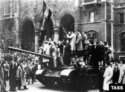 Угорці на вершині радянського танка біля парламенту під час Угорського повстання