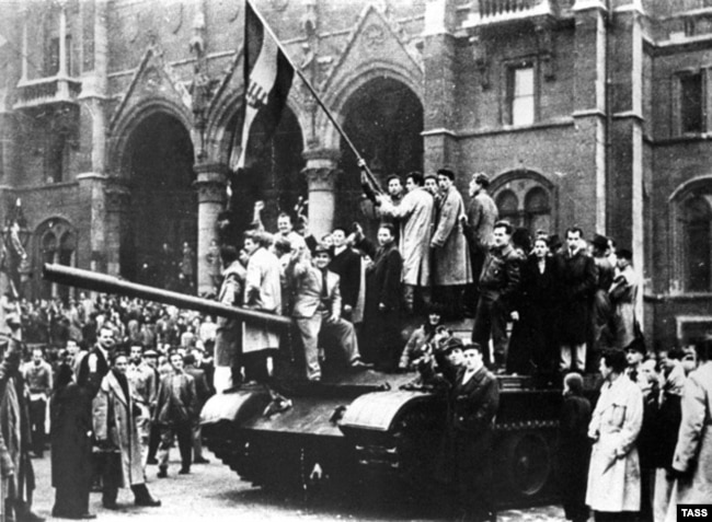 Т-54 или Т-55 с взобравшимися на него участниками Венгерского восстания, Будапешт