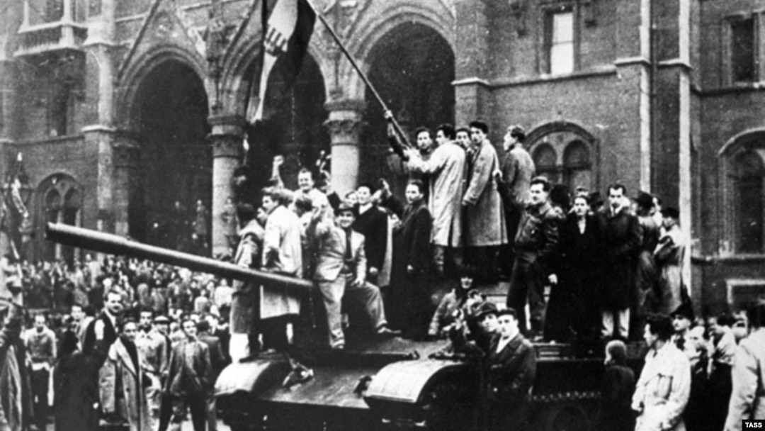 Budapestani cățărați pe un tanc sovietic în fața Parlamentului maghiar în timpul Revoluției maghiare, Budapesta 1956. 