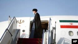 Iranski predsjednik Ebrahim Raisi ulazi u avion na put za Oman, ponedjeljak, 23. maja 2022.