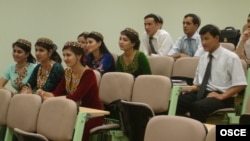 Türkmen häkimiýetleriniň maglumatyna görä, her ýyl ýurduň orta mekdeplerini 110 müň çemesi oglan-gyz tamamlaýar. 