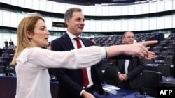 Premierul belgian Alexander de Croo (centru) cu președinta Parlamentului European, Roberta Metsola, la 16 ianuarie, la Strasbourg. (FREDERICK FLORIN / AFP)