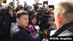 У день виборів Зеленський уперше опинився в оточенні журналістів, спраглих до запитань