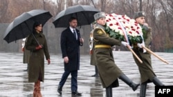 Джей Ди Вэнс вместе с супругой во время посещения комплекса Цицернакаберд