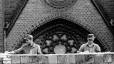 Soldați din Berlinul de est pun cioburi de sticlă pe zid pentru a preveni evadarea din Republica Democrată Germană. August 1961