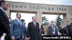 Сяргей Лаўроў наведвае могілкі ў Бялградзе ў адной дэлегацыі з Нэманьям Рысьцічам