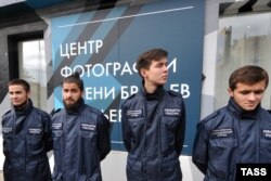 Активисты «Офицеров России» у входа на выставку Джока Стерджеса. Москва, 25 сентября 2016 года