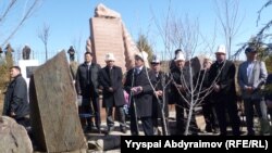 Kyrgyz President Almazbek Atambaev (center) attends a remembrance of the Aksy victims in 2012.