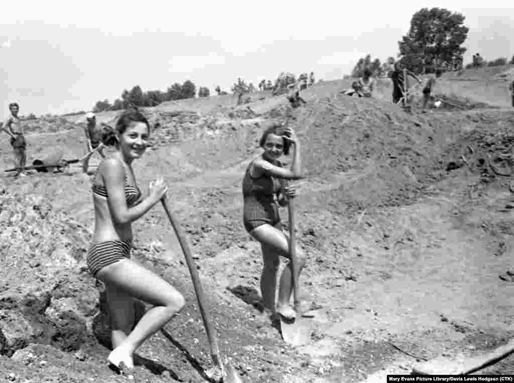 Момичета на бригада на неизвестно място през 1963 г. Бригадите са използвани за изграждане на инфраструктура, като същевременно са изпълнявали и пропагандна роля. Младите работници учат и лозунги като &bdquo;Другарю Тито, ти бяла теменужка, всички младежи те обичат!&ldquo; и &bdquo;В тунела, в тъмнината, грее петолъчка [комунистическа]!&ldquo;
