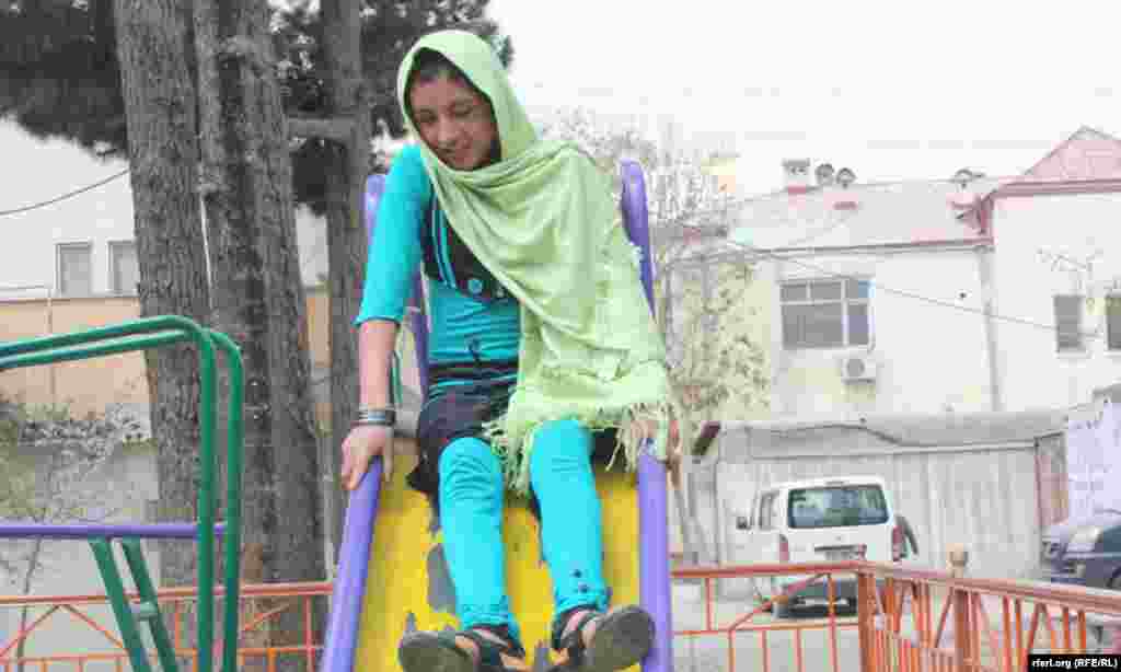 Əfqanıstan - əri tərəfindən döyülən uşaq gəlin Sahar Gul Kabulda xəstəxananın həyətində oynayır. 8 aprel 2012