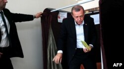 Președintele Recep Tayyip Erdogan la o secție de votare din Istanbul