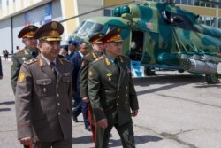 Șeful armatei kârgâze, Rayimberdi Duishenbiev, și ministrul apărării din Rusia, la baza aeriană rusească din Kant/Kârgâzstan