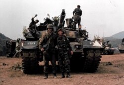 Питер Деббинс (на переднем плане слева) в Южной Корее во время совместных учений армии США и корейских военных
