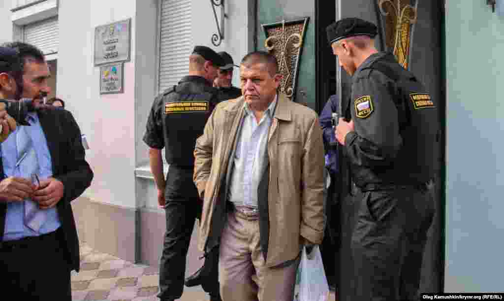Член Меджлиса Али Хамзин выходит из здания Меджлиса, которое заняли судебные приставы&nbsp; 