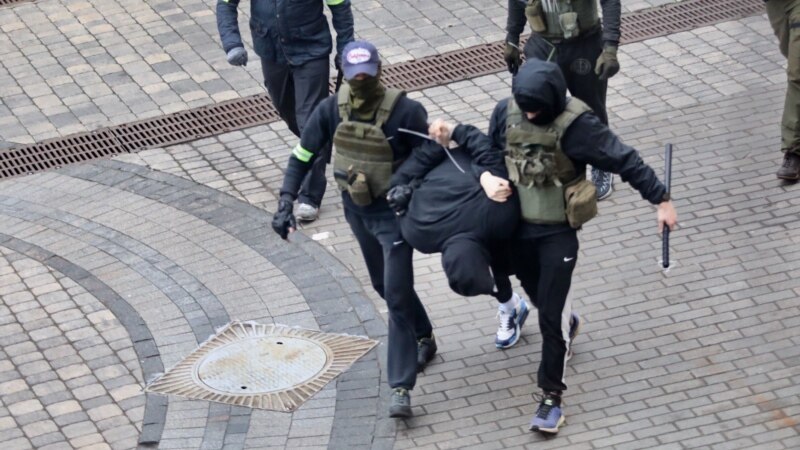 Десетици приведени на опозициските протести во Белорусија
