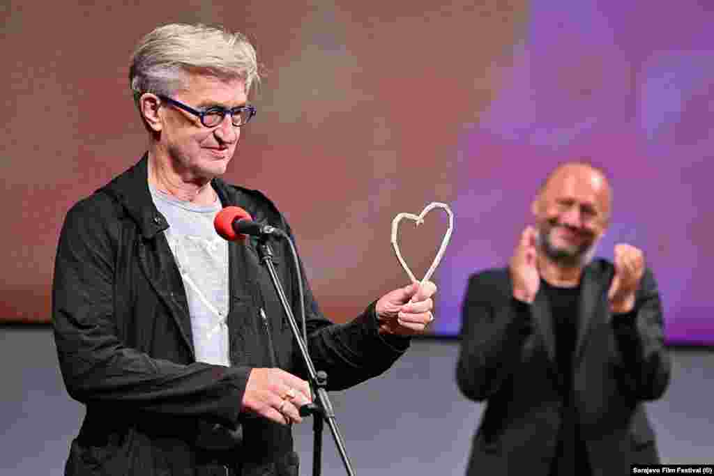 Redatelj Wim Wenders zahvalio je Sarajevu na priznanju, nagradi Počasno Srce Sarajeva. &quot;Nagrada je u obliku srca i tako ja radim filmove, stvarno je posebna za mene&quot;, kazao je Wenders.