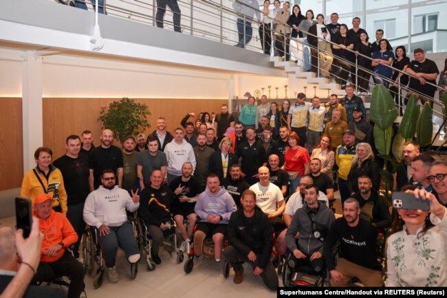 Принц Гаррі з пацієнтами центру Superhumans у Львові, Україна, 10 квітня 2025 року