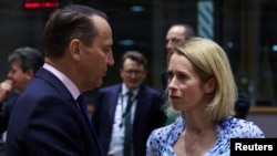 EU foreign policy chief Kaja Kallas (right) and Polish Foreign Minister Radoslaw Sikorski attend a European Union Foreign Ministers meeting in Brussels on March 17.