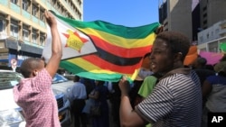 Zimbabweiek tüntetnek a nemzeti zászlóval – az országban elevenen él a hiperinfláció emléke