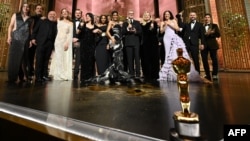 د یو په بل پسې جګړې فلم لوبغاړي او جوړوونکي 