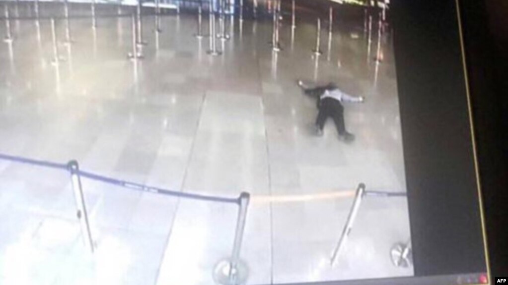 تصویری از ترمینال فرودگاه اورلی مردی را روی زمین نشان می‌دهد که توسط نیروهای امنیتی هدف قرار گرفته است