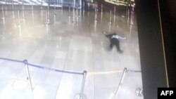 Imagine a atacatorului ucis pe un ecran de monitorizare la aeroportul Orly