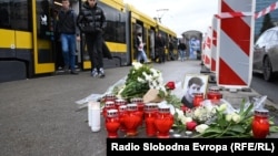 Cvijeće i svijeće za nastradalog mladića na mjestu nesreće, 13. februar 2026.