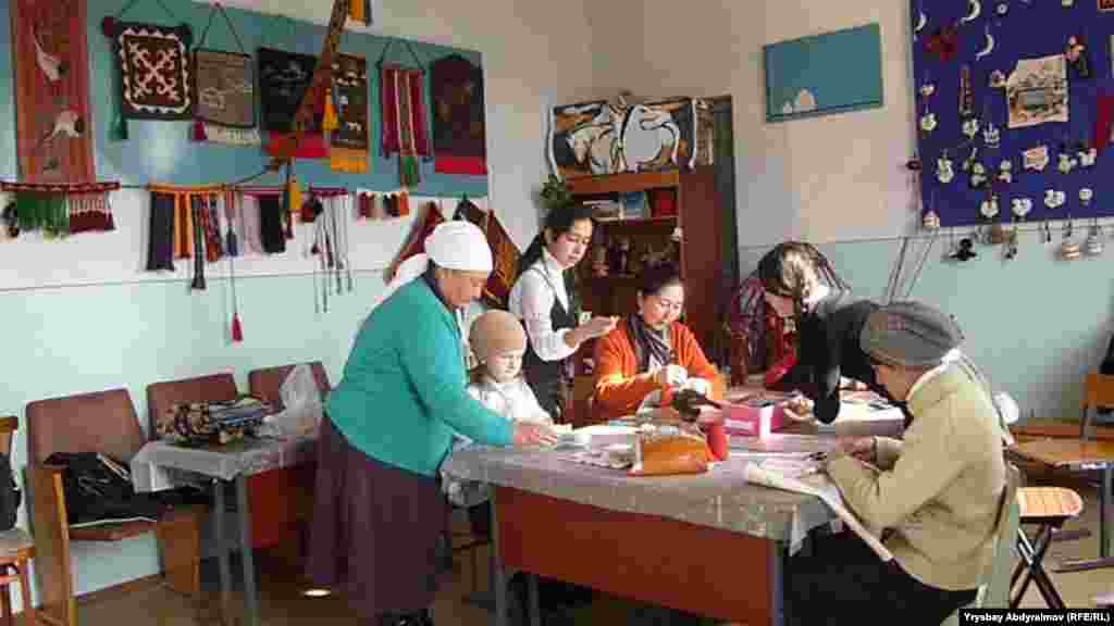 Kyrgyzstan: Totukan Oskonbaeva, Handcrafting teacher in Jalal Abad with her students in the class