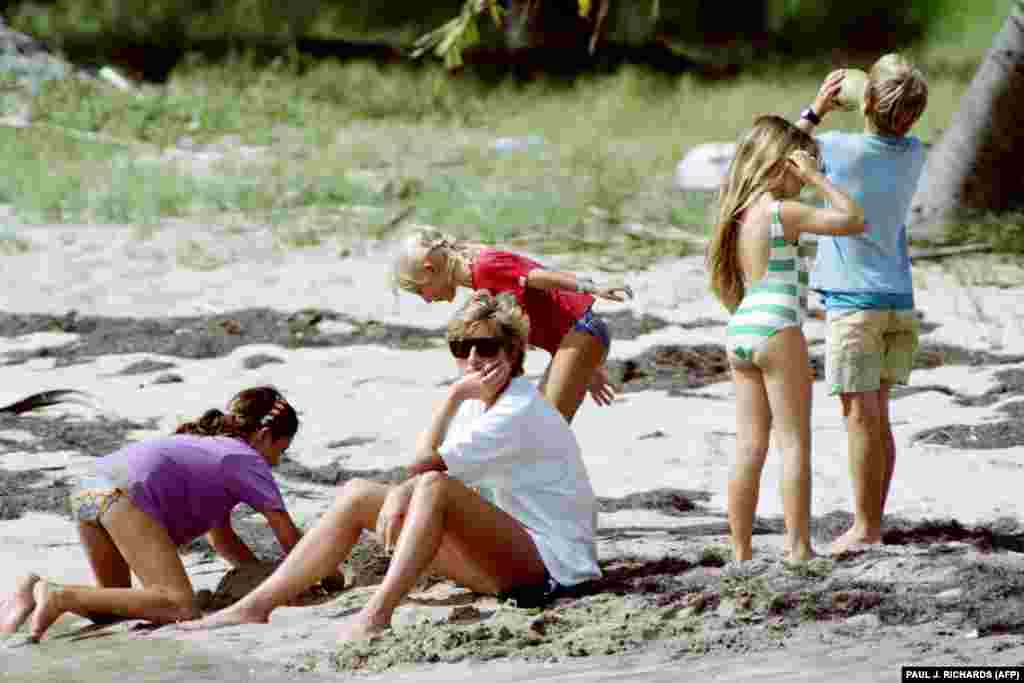 Принцесса Диана сидит на пляже Banana Beach в Вест-Индии в 1993 г.