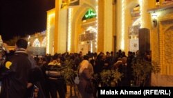 عراقيون أمام جامع الإمام الأعظم بالأعظمية لإحياء ذكرى المولد النبوي 