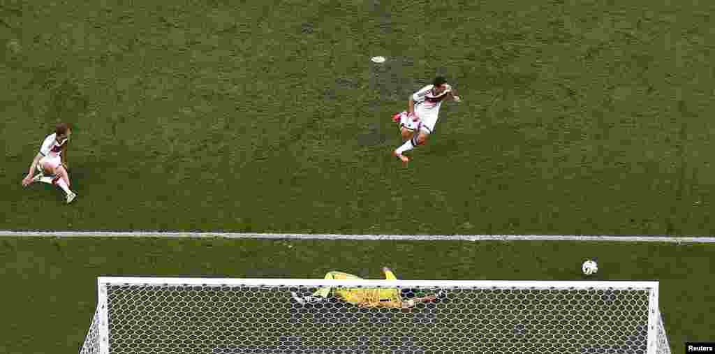 Argentina's goalkeeper Sergio Romero (bottom) lies on the ground as Germany's Miroslav Klose (top) runs for the ball during their 2014 World Cup final at the Maracana stadium in Rio de Janeiro July 13, 2014