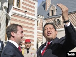 Президент России Дмитрий Медведев (слева) и президент Венесуэлы Уго Чавес под Москвой в Барвихе 10 сентября 2009 года. Чавес заявил, что его страна немедленно признает сепаратистские грузинские районы Абхазию и Южную Осетию как независимые