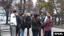 Студенттер мен олардың ата-аналары облыстық полицияның алдында жиналып, Қытайдағы жанжалды әңгімені талқылауда. Талдықорған, 25 наурыз 2009 ж.
