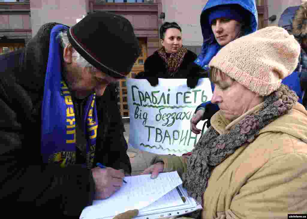 Біля будівлі Київської міської державної адміністрації відбулася акція &laquo;Закрити &laquo;Пташиний ринок&raquo;!&raquo; &nbsp;із вимогою відмінити виділення земельної ділянки для ТОВ &laquo;Куренівський ринок&raquo; у зв&#39;язку з невідповідними умовами, в яких торгівці тримають тварин. Київ, 8 лютого 2016 року