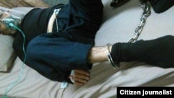 Mahmoud Salehi a labor activist, who has been suffering from kidney and heart problems, is shackled in a hospital bed.