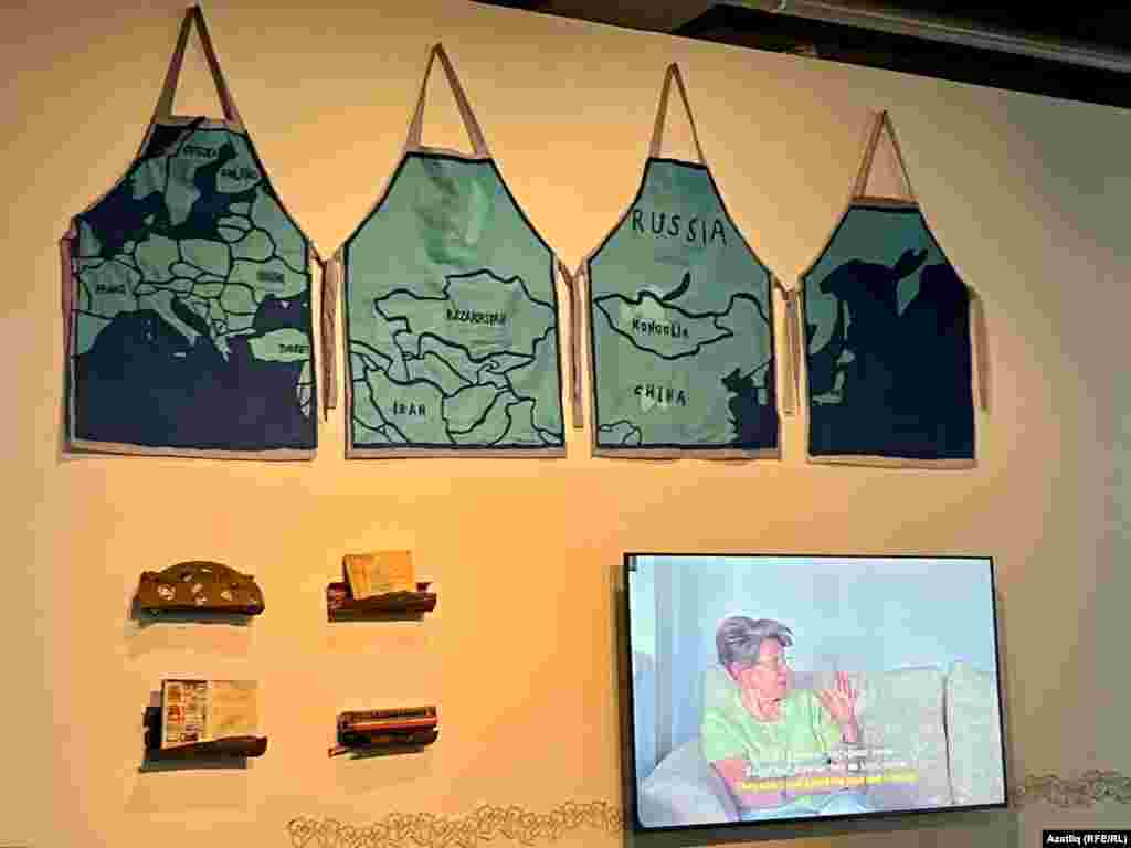 Күргәзмә 1950 еллар башында Төркиягә Кытайдан килеп урнашучы татар мөһаҗирләре турында сөйли. Кем алар, ни өчен Кытайдан килгәннәр, нинди юллар кичкән алар, нинди югалтулар кичергәннәр, монда, Төркиягә килеп, бәхет тапканнармы?