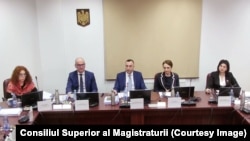 Ședința CSM din 27 ianuarie 2026, despre detașările din justiție. În centru, președintele Liviu Odagiu, în dreapta sa, Daniel Grădinaru, membru CSM iar în stânga, Lia Savonea, președinta Înaltei Curți de Justiție și Casație. În dreapta imaginii, Grațiela Milu, membră CSM.