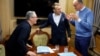 Britanski premijer Keir Starmer (lijevo) i francuski predsjednik Emmanuel Macron (desno) slušaju njemačkog kancelara Friedricha Merza tokom trilateralnog sastanka u vozu za Kijev, 9. maj 2025. 